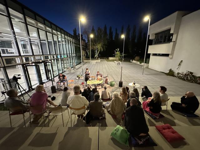 Performance Kleines Kessel-Kochbuch, Edition Gulasch vor dem Literaturhaus Mattersburg