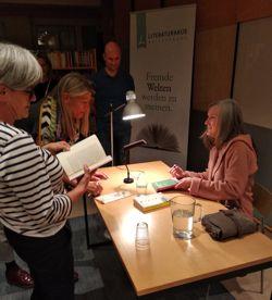 Nell Zink im Austausch mit LeserInnen