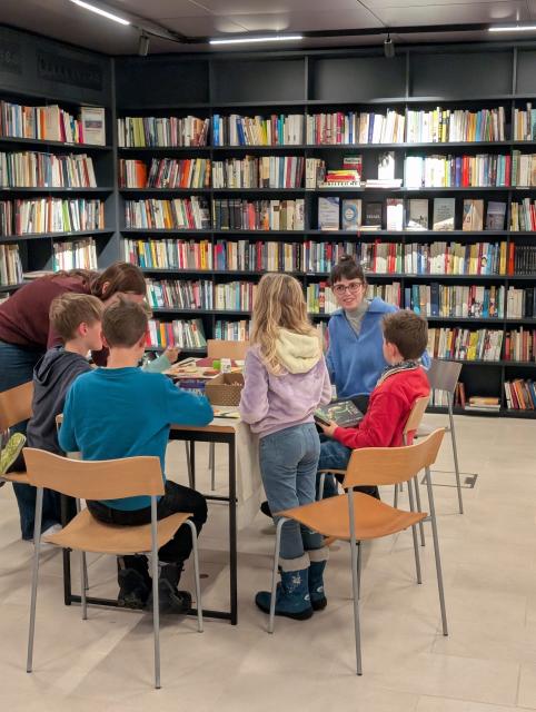 Gemeinsam Bücher entdeckem beim Bücherklub im Literaturhaus Mattersburg