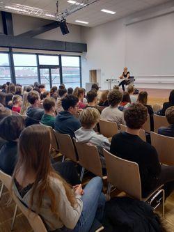 Petra Piuk im Gymnasium Eisenstadt